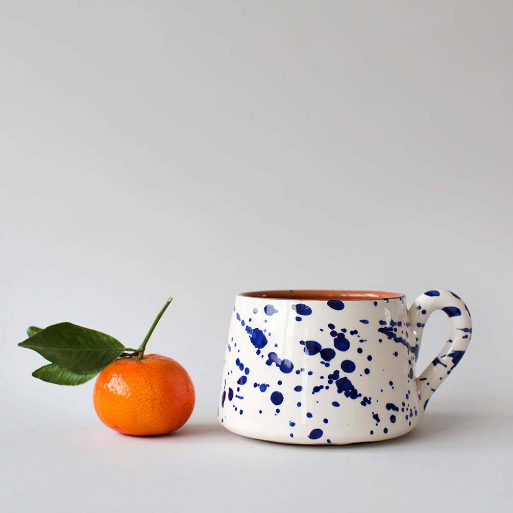 Salpico Angled Mug - Blue Dots